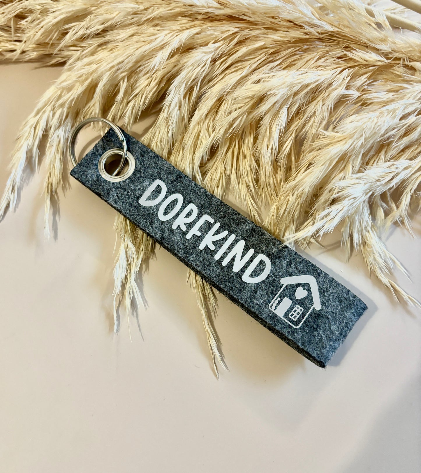 Filzanhänger „Dorfkind“