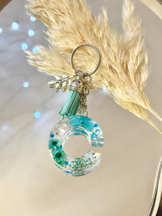 Epoxidharz Schlüsselanhänger Buchstabe Blumen