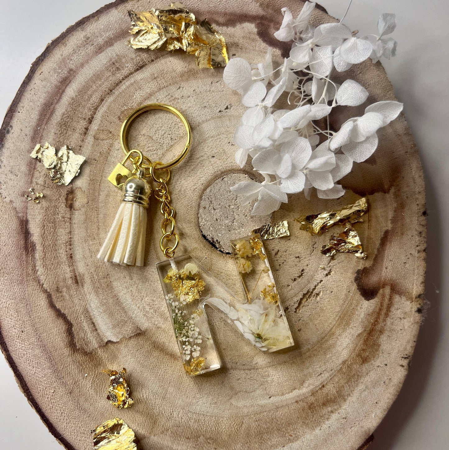 Epoxidharz Schlüsselanhänger Buchstabe Blumen