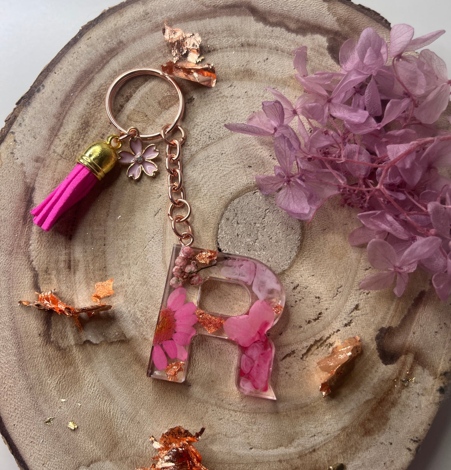 Epoxidharz Schlüsselanhänger Buchstabe Blumen